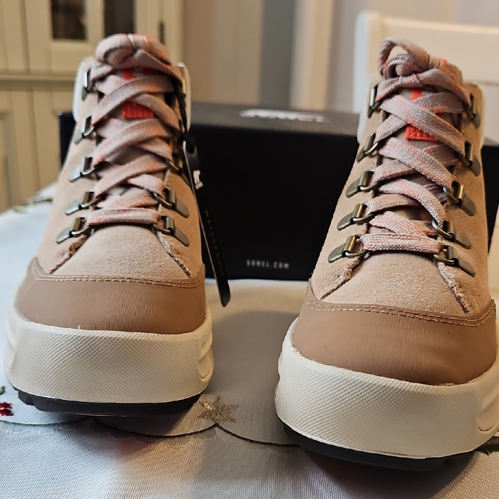 Soreal Women's Hiking  Waterproof Boots Size 7 Nwt & Box  Beige and Tan
